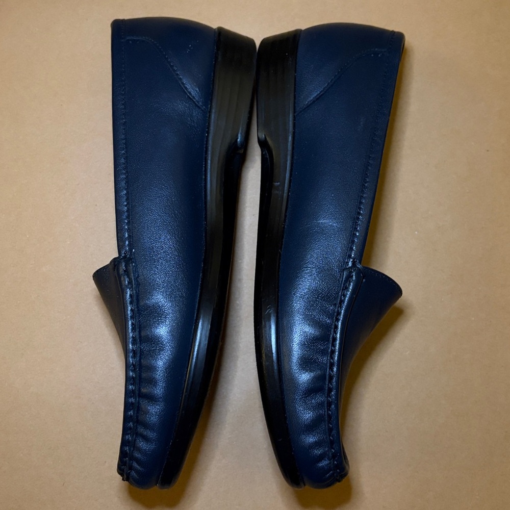 S.A.S. Navy blue size 7. Brand New condition. MSRP$179